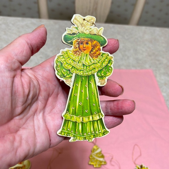 CHRISTMAS DECOR BUNDLE OF CERAMIC SNOWMAN GIFT BAG & ASSORTED BALLS & ORNAMENTS - Picture 11 of 14